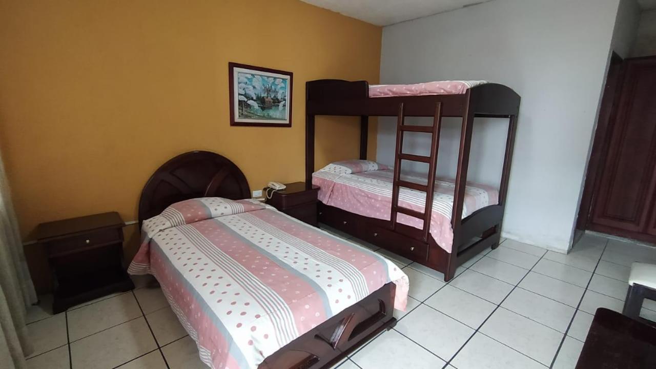 Hotel Puerta Del Sol Santo Domingo de los Colorados Eksteriør billede